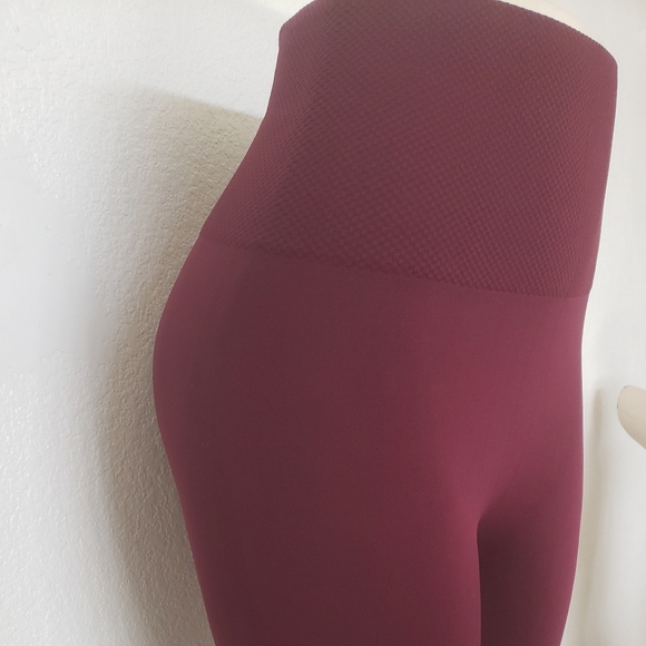 High Waist Tummy Control Capri Leggings - Picture 3 of 4